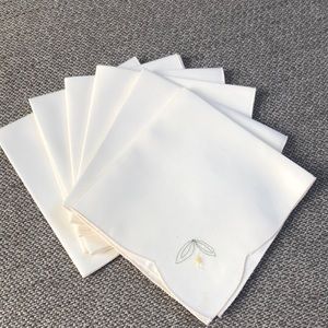 Beautiful set of 6 vintage napkins